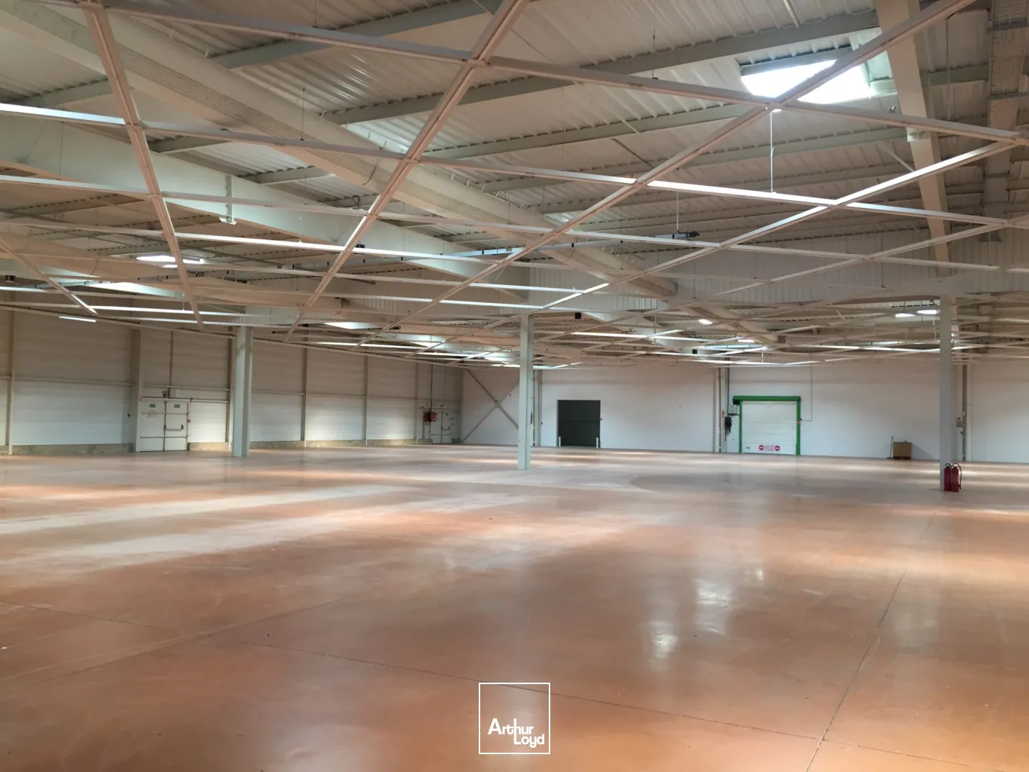 Local commercial d'une surface de 1200 m2 avec un bâti sous auvent de 550 m2, situé à proximité de grandes enseignes nationales en zone commerciale à Soissons. Possibilité d'une seul...