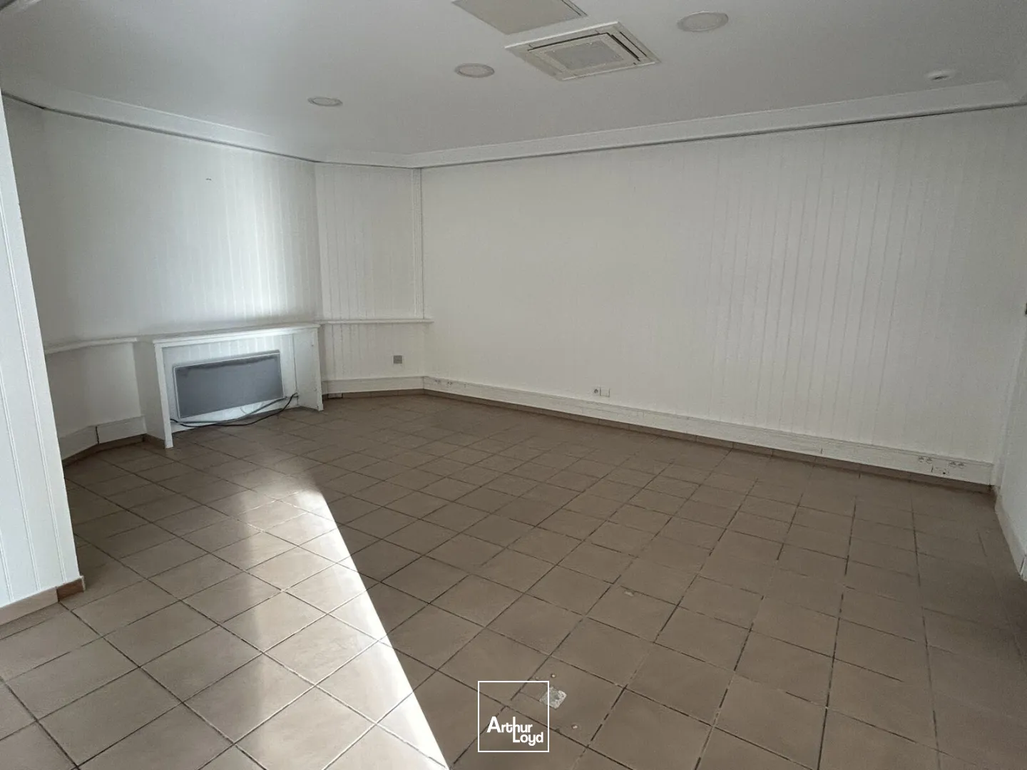 À louer au coeur des Chartrons à Bordeaux local commercial de 150 m²