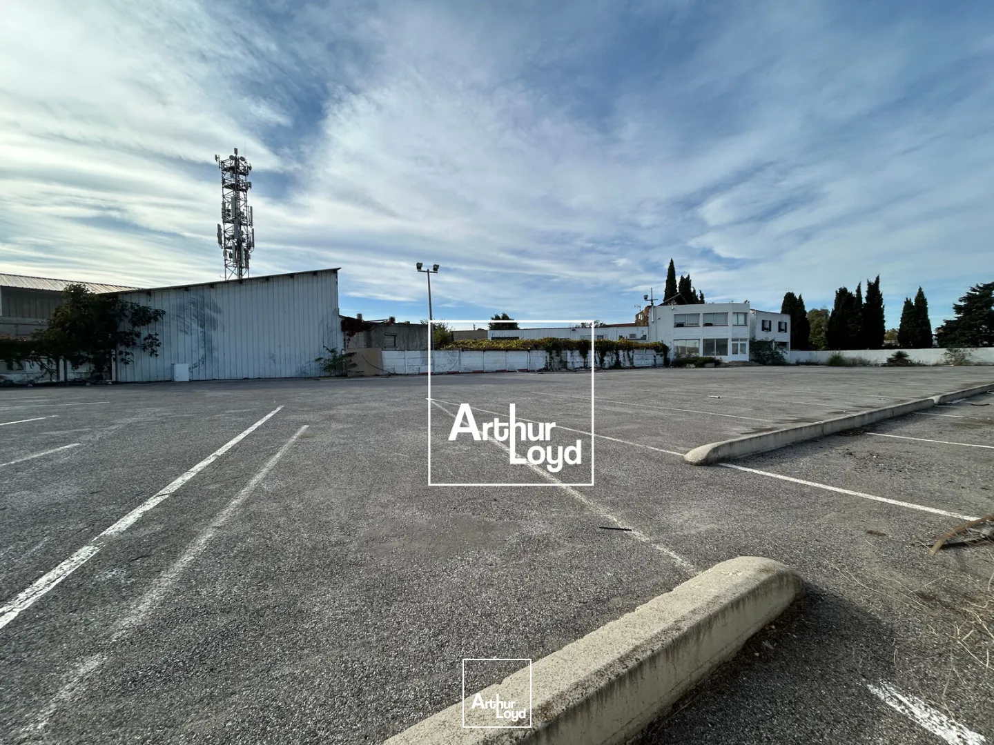 Terrain à la location avec un local commercial de 50m² au coeur de la zone du Polygone Nord