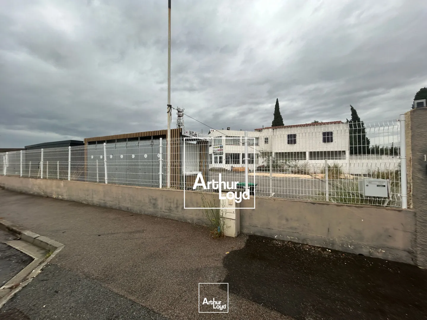 Terrain à la location avec un local commercial de 50m² au coeur de la zone du Polygone Nord