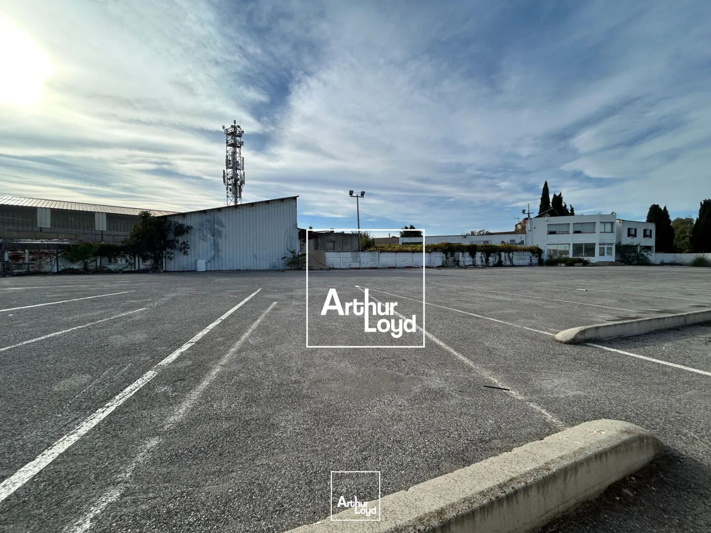 Terrain à la location avec un local commercial de 50m² au coeur de la zone du Polygone Nord