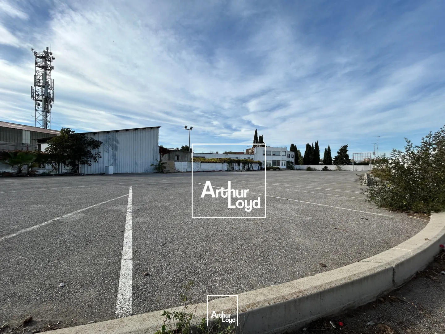 Terrain à la location avec un local commercial de 50m² au coeur de la zone du Polygone Nord