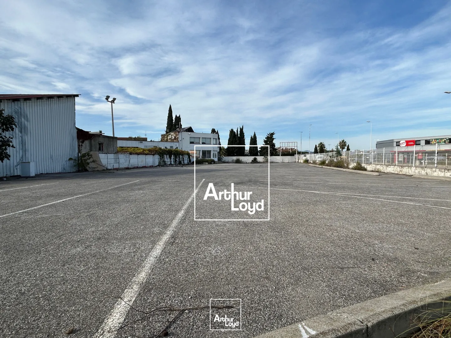 Terrain à la location avec un local commercial de 50m² au coeur de la zone du Polygone Nord