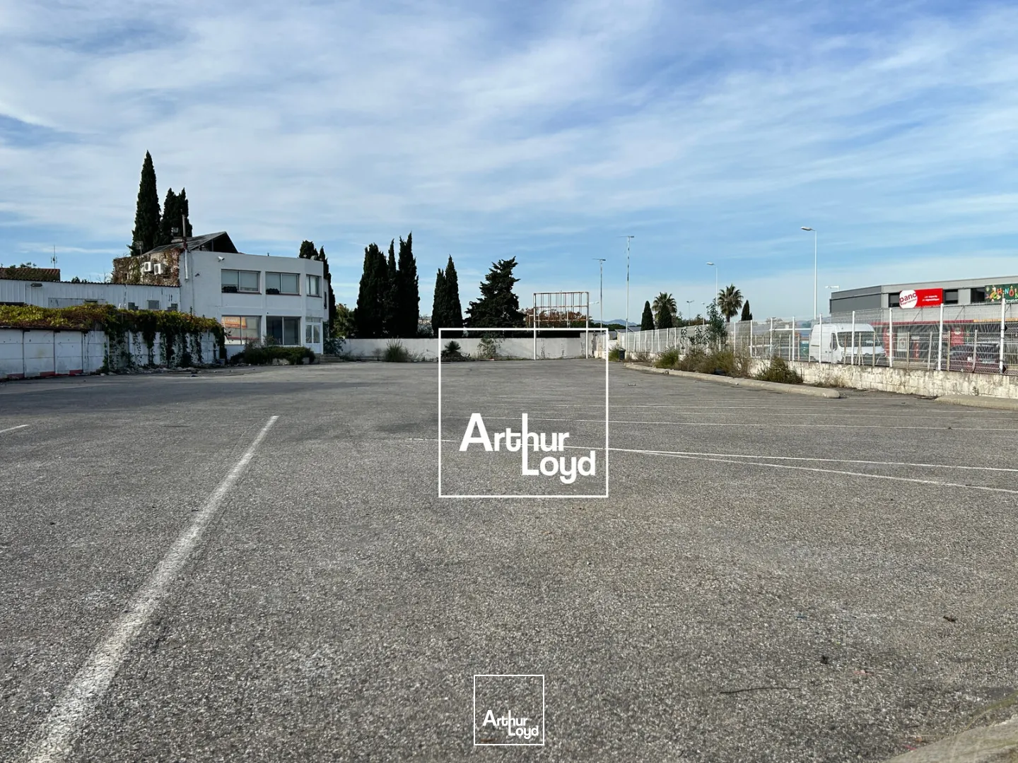 Terrain à la location avec un local commercial de 50m² au coeur de la zone du Polygone Nord