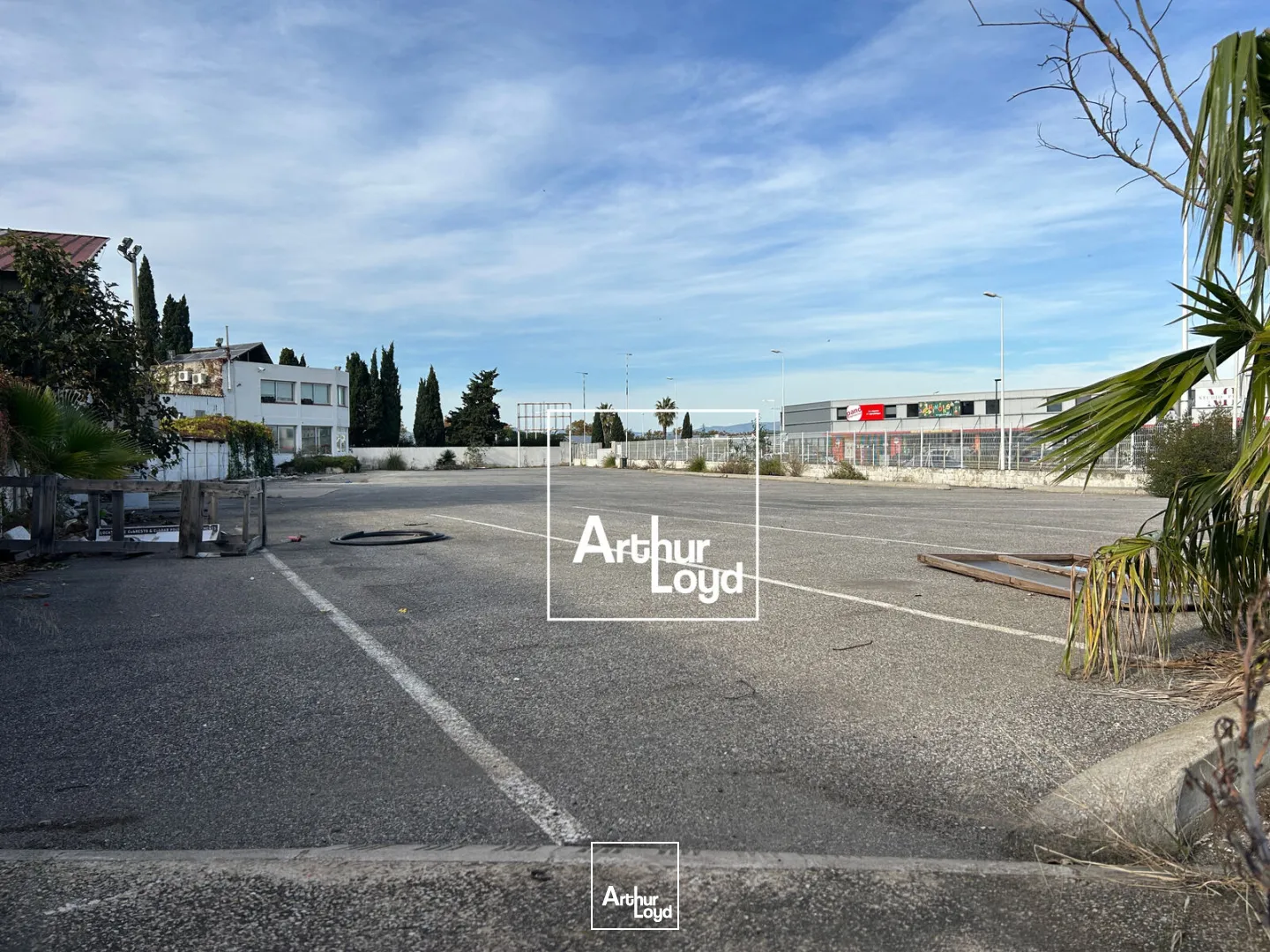 Terrain à la location avec un local commercial de 50m² au coeur de la zone du Polygone Nord