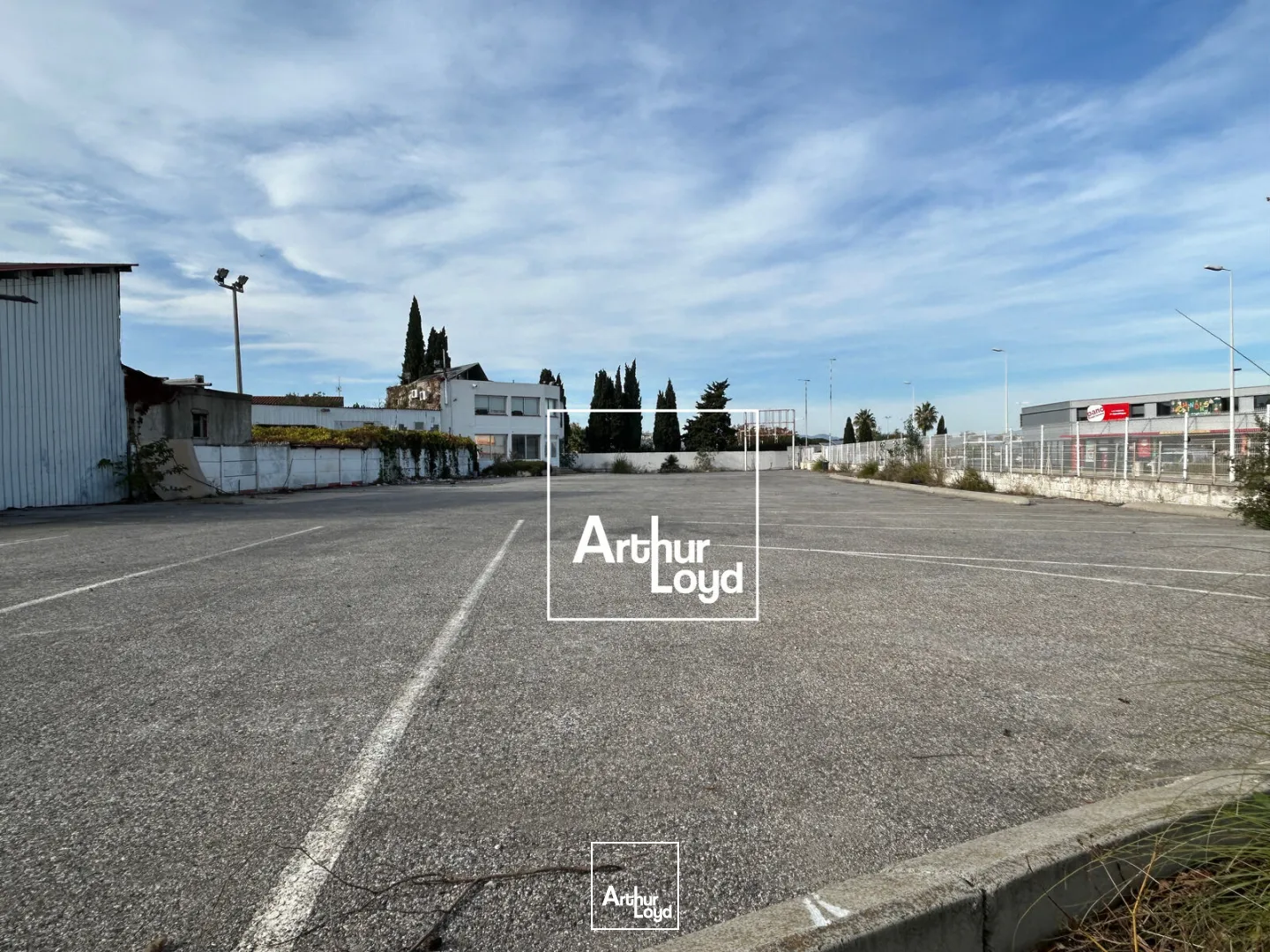 Terrain à la location avec un local commercial de 50m² au coeur de la zone du Polygone Nord