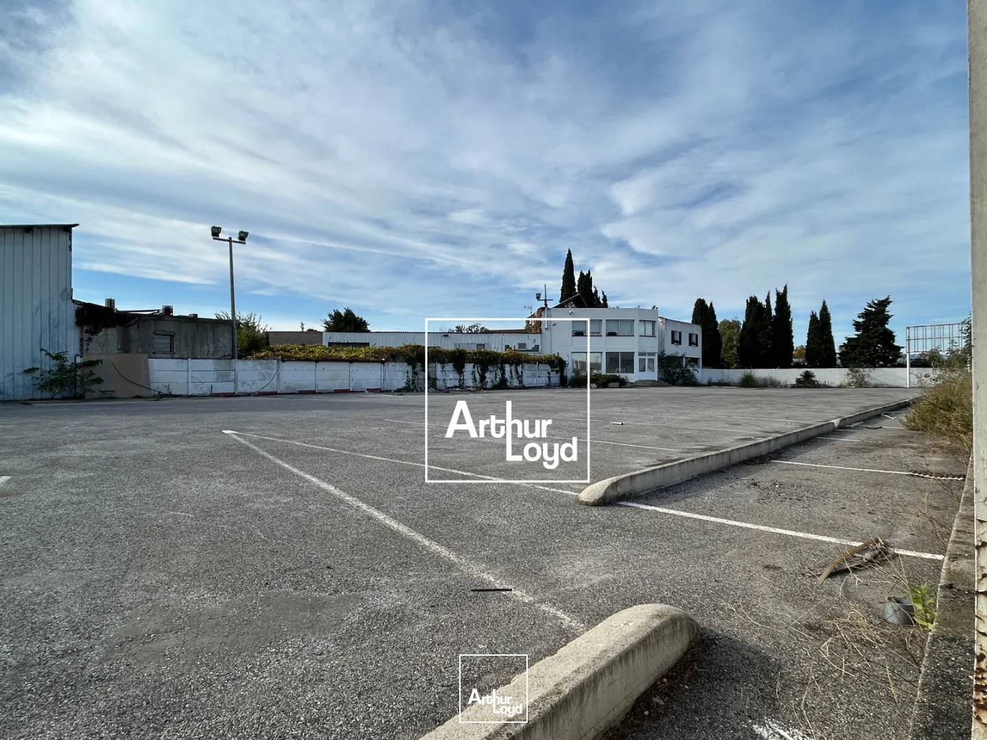 Terrain à la location avec un local commercial de 50m² au coeur de la zone du Polygone Nord