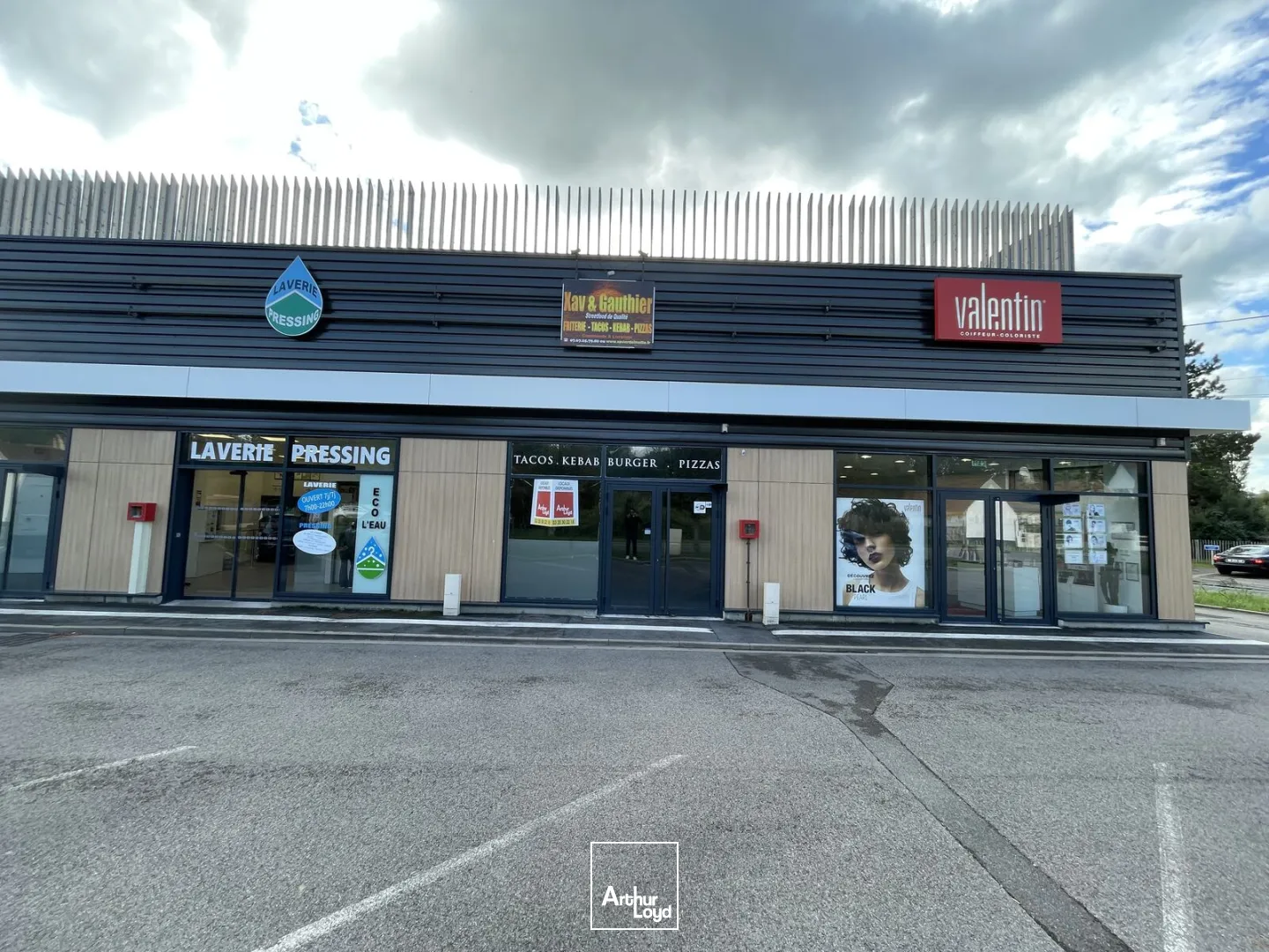 Locaux commerciaux à louer Cucq - Cellules de 75 m² et 242 m² en zone commerciale avec belle vitrine