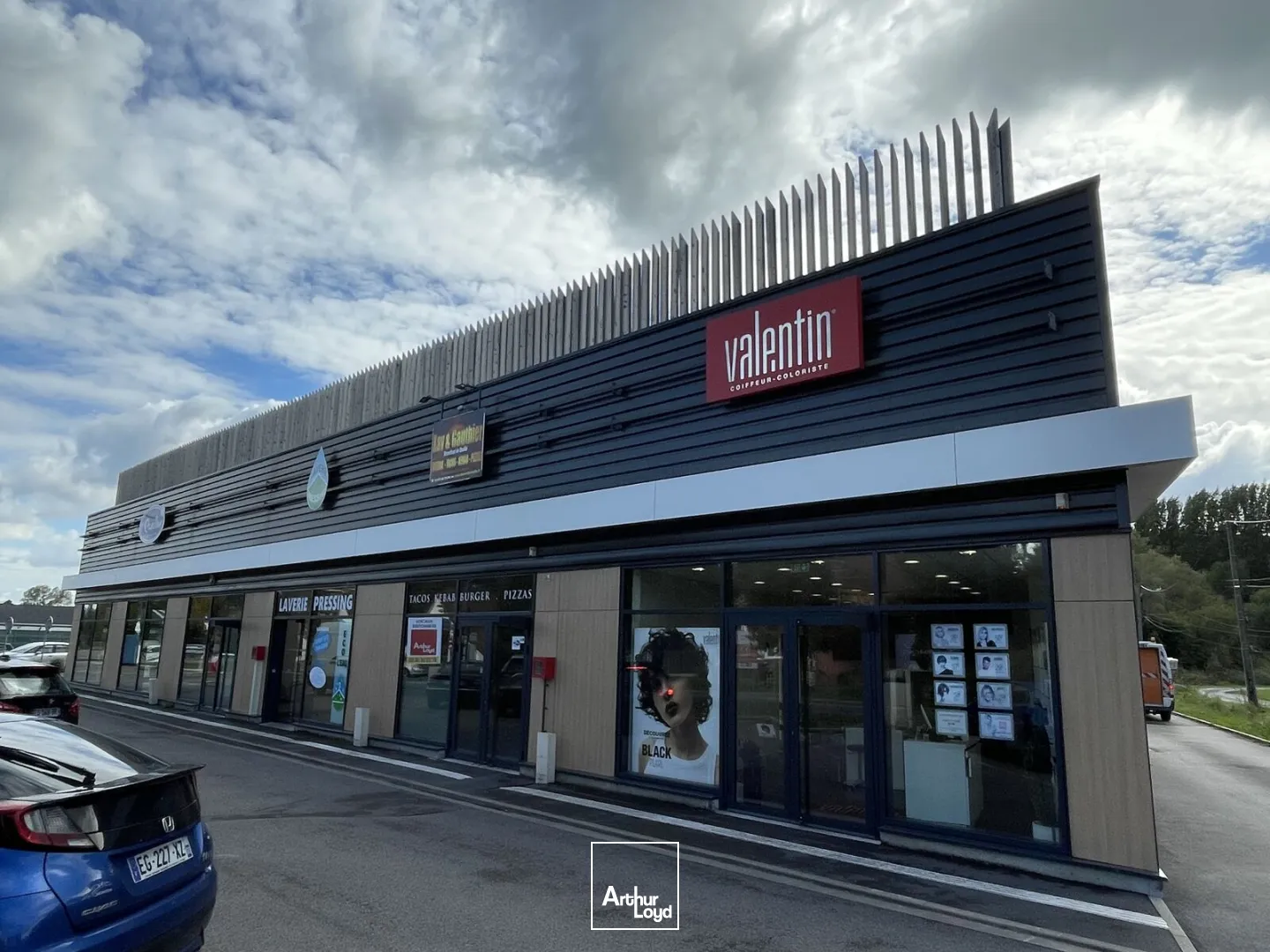 Locaux commerciaux à louer Cucq - Cellules de 75 m² et 242 m² en zone commerciale avec belle vitrine