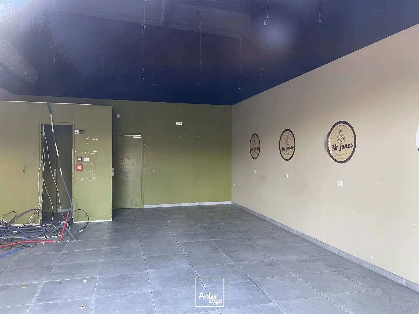 Locaux commerciaux à louer Cucq - Cellules de 75 m² et 242 m² en zone commerciale avec belle vitrine