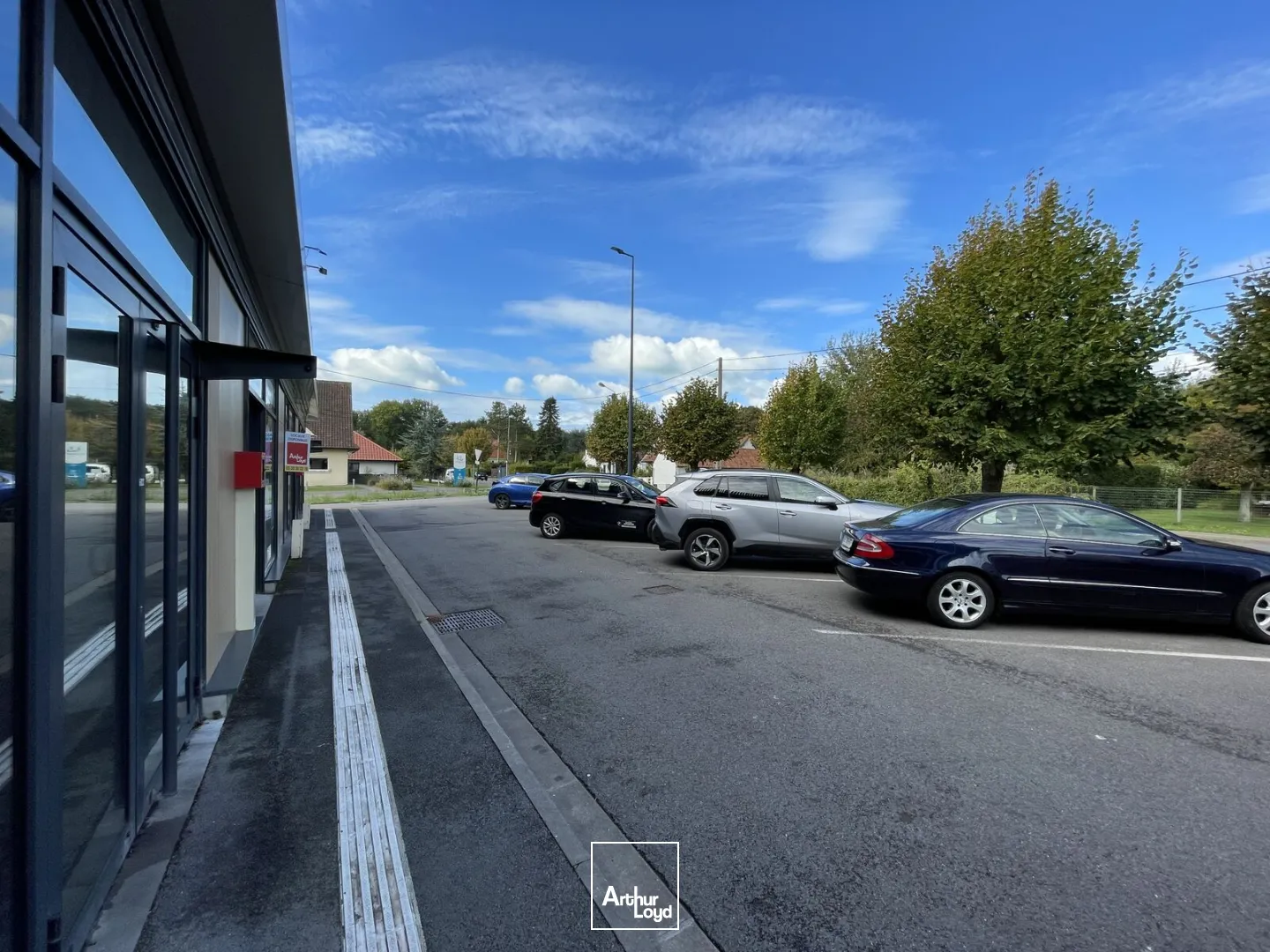 Locaux commerciaux à louer Cucq - Cellules de 75 m² et 242 m² en zone commerciale avec belle vitrine