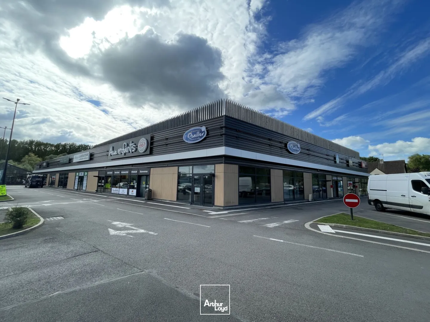 Locaux commerciaux à louer Cucq - Cellules de 75 m² et 242 m² en zone commerciale avec belle vitrine