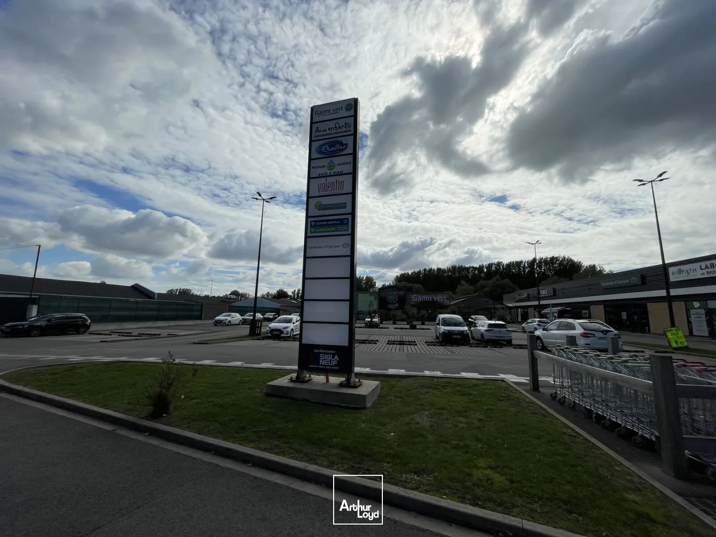 Locaux commerciaux à louer Cucq - Cellules de 75 m² et 242 m² en zone commerciale avec belle vitrine