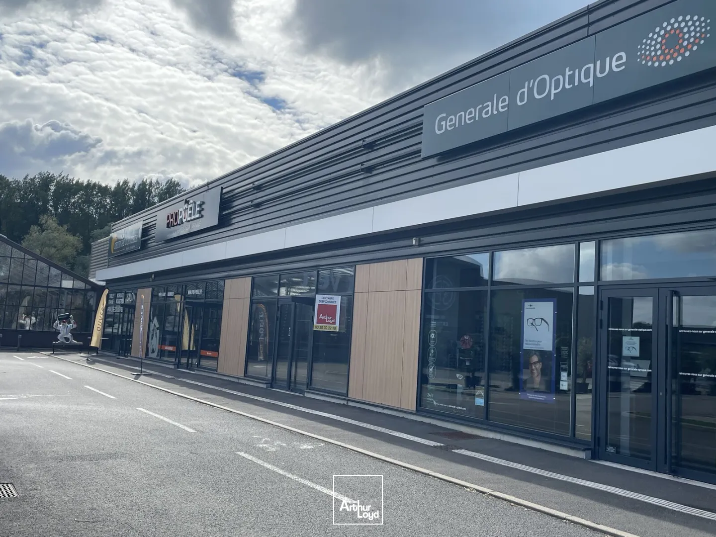 Locaux commerciaux à louer Cucq - Cellules de 75 m² et 242 m² en zone commerciale avec belle vitrine