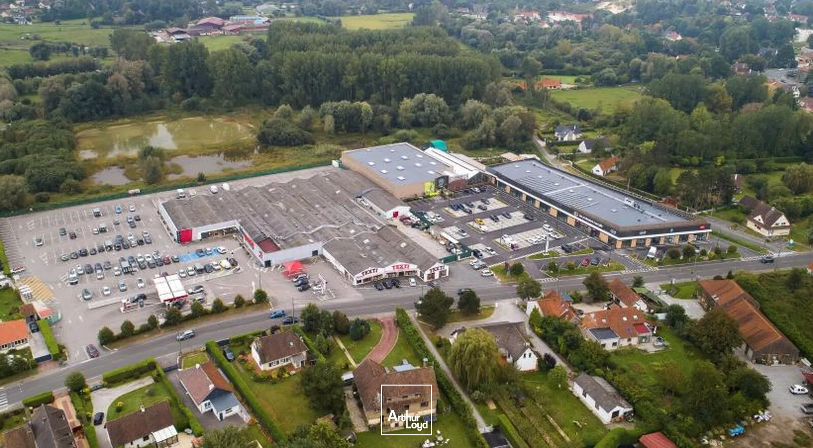 Locaux commerciaux à louer Cucq - Cellules de 75 m² et 242 m² en zone commerciale avec belle vitrine