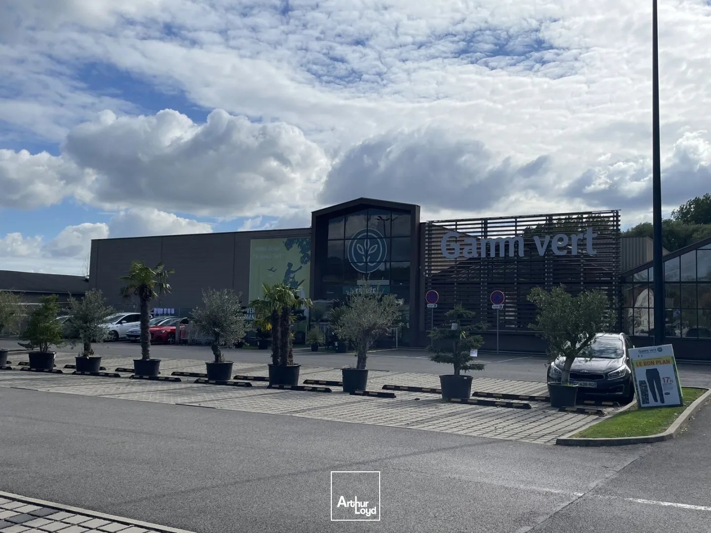 Locaux commerciaux à louer Cucq - Cellules de 75 m² et 242 m² en zone commerciale avec belle vitrine
