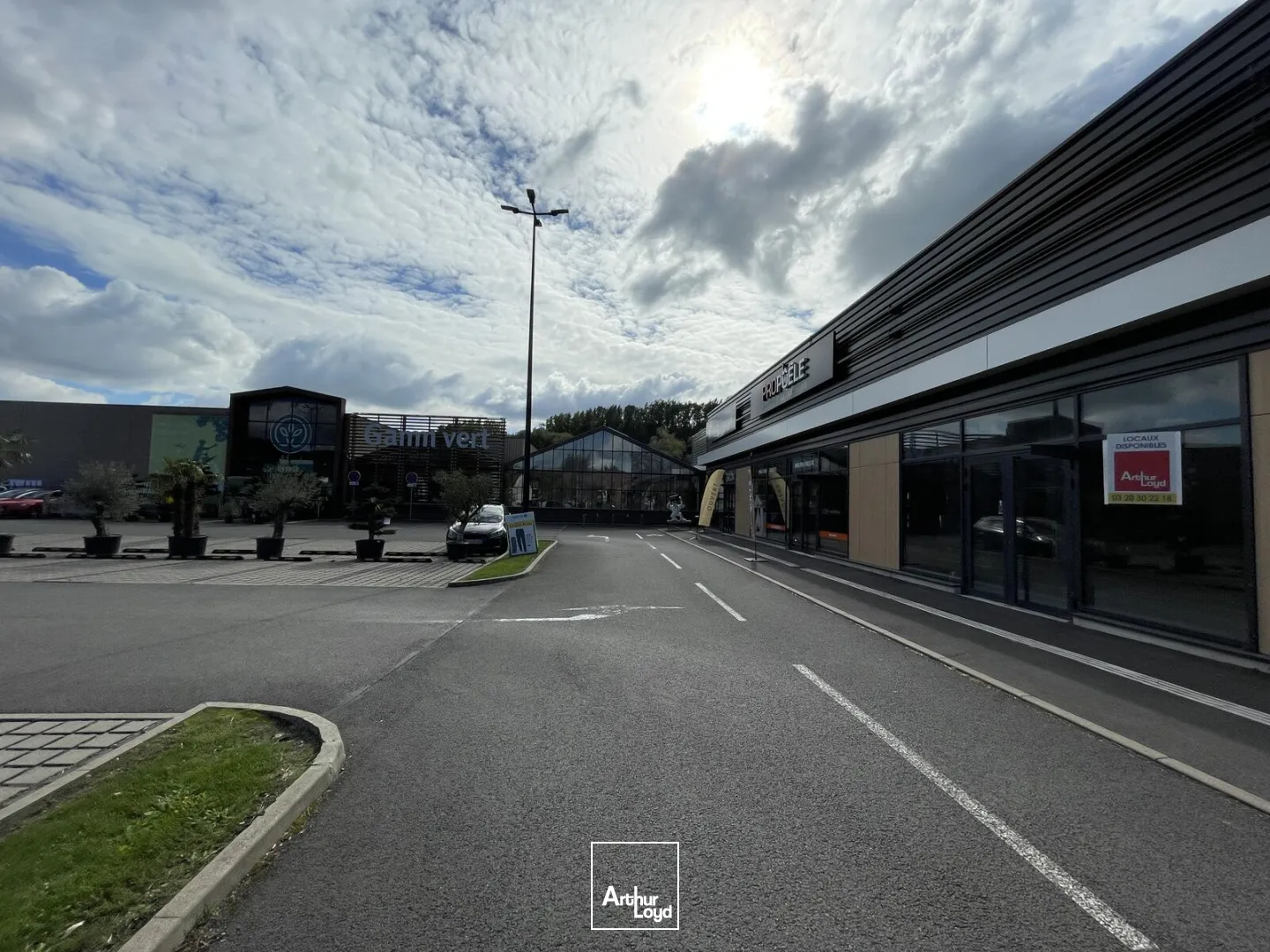 Locaux commerciaux à louer Cucq - Cellules de 75 m² et 242 m² en zone commerciale avec belle vitrine