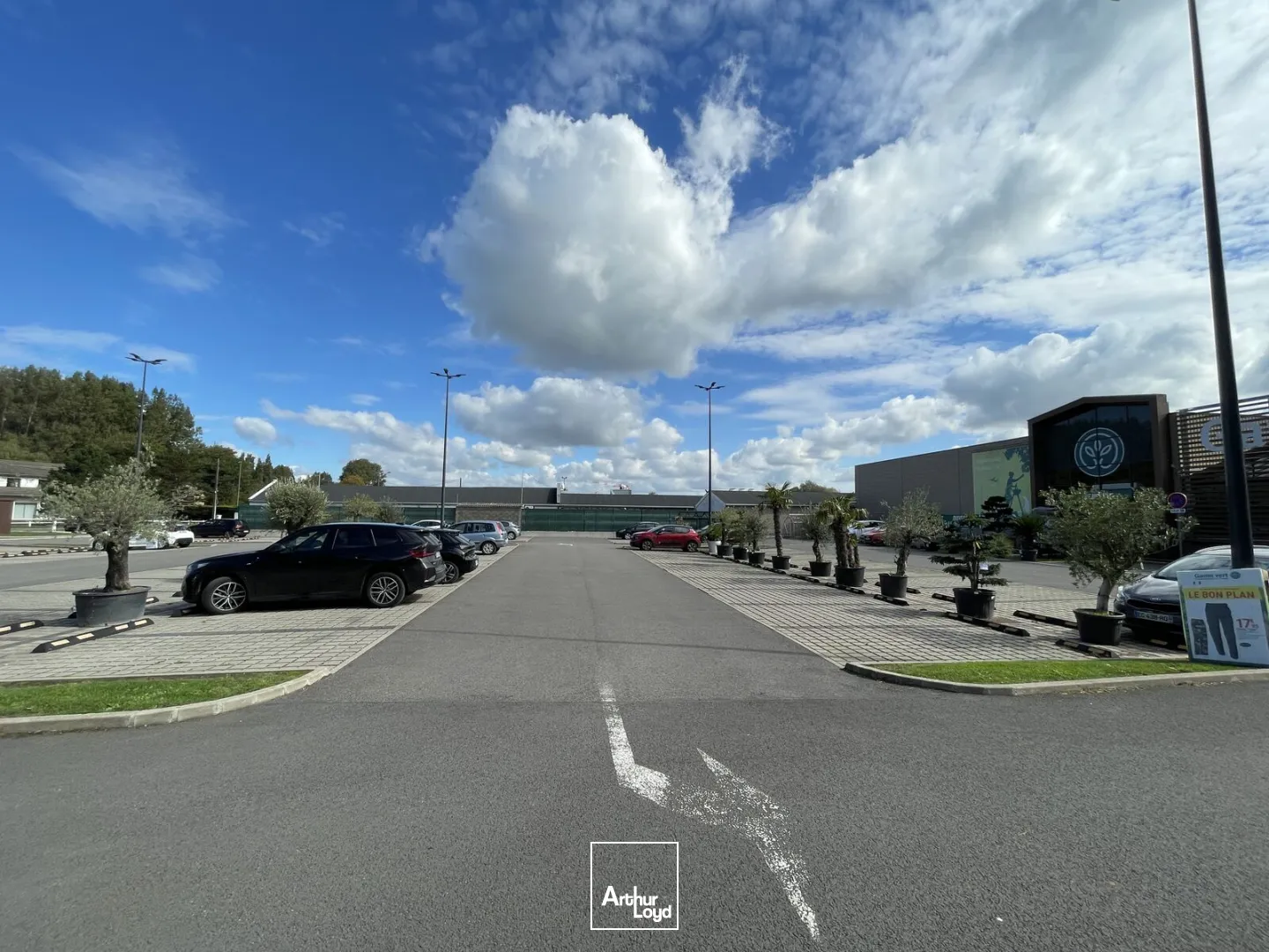 Locaux commerciaux à louer Cucq - Cellules de 75 m² et 242 m² en zone commerciale avec belle vitrine