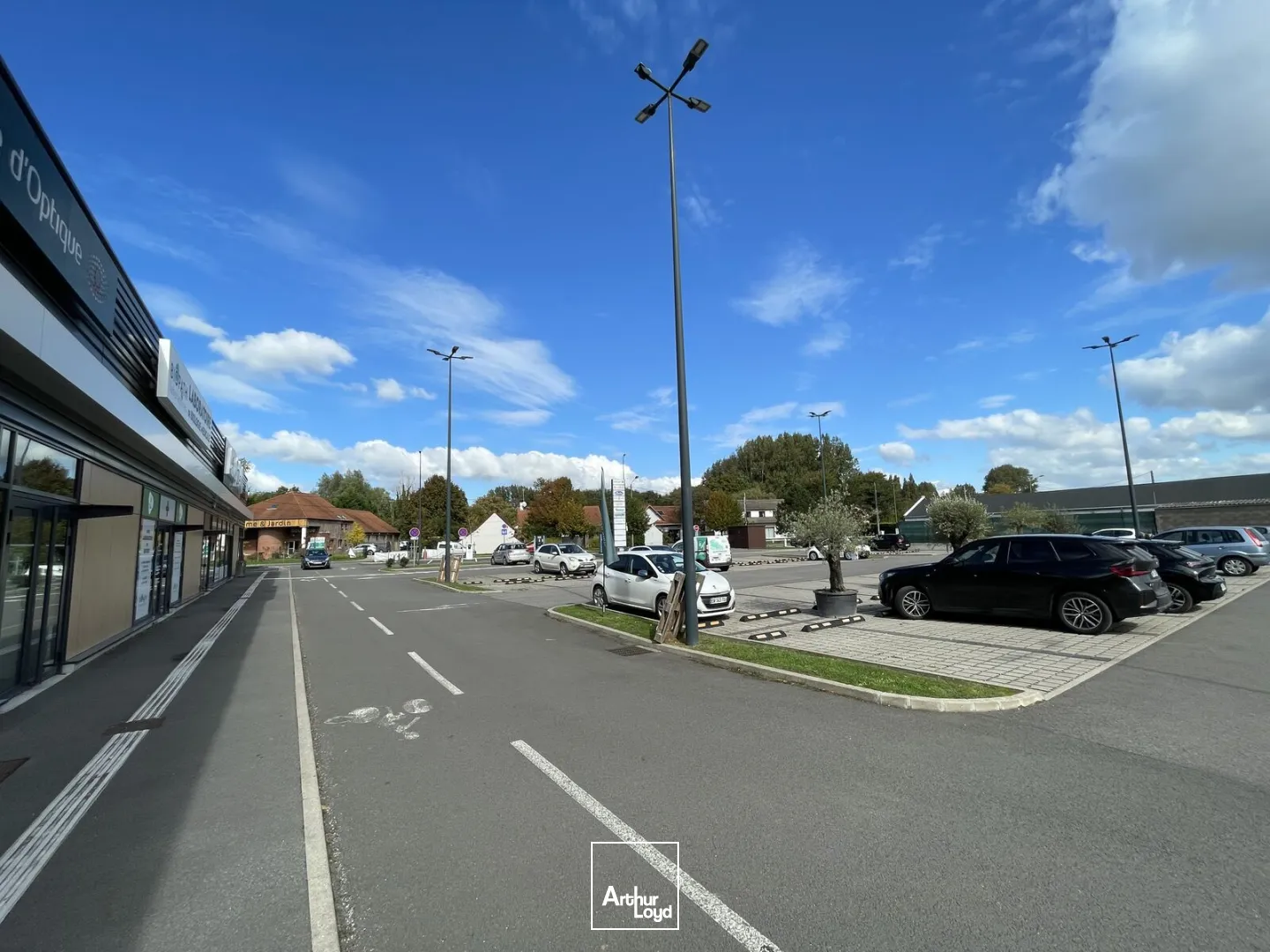 Locaux commerciaux à louer Cucq - Cellules de 75 m² et 242 m² en zone commerciale avec belle vitrine