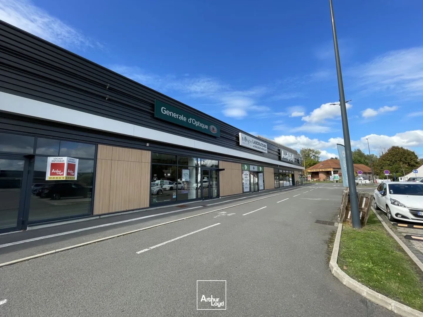 Locaux commerciaux à louer Cucq - Cellules de 75 m² et 242 m² en zone commerciale avec belle vitrine