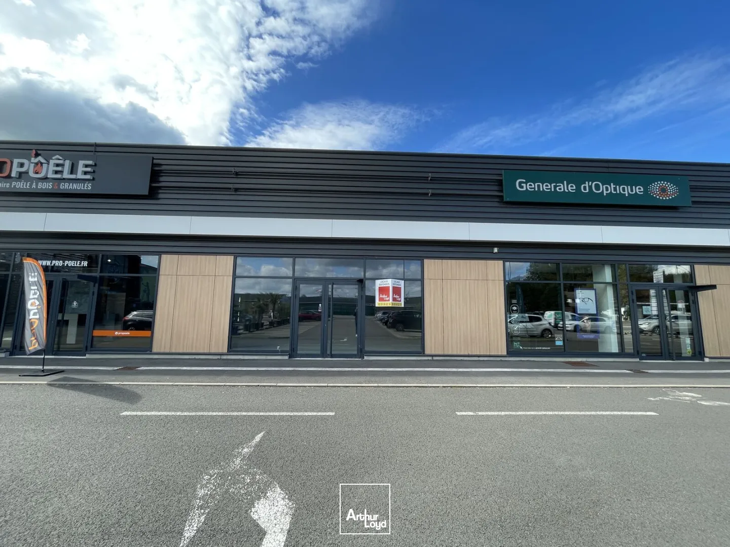 Locaux commerciaux à louer Cucq - Cellules de 75 m² et 242 m² en zone commerciale avec belle vitrine