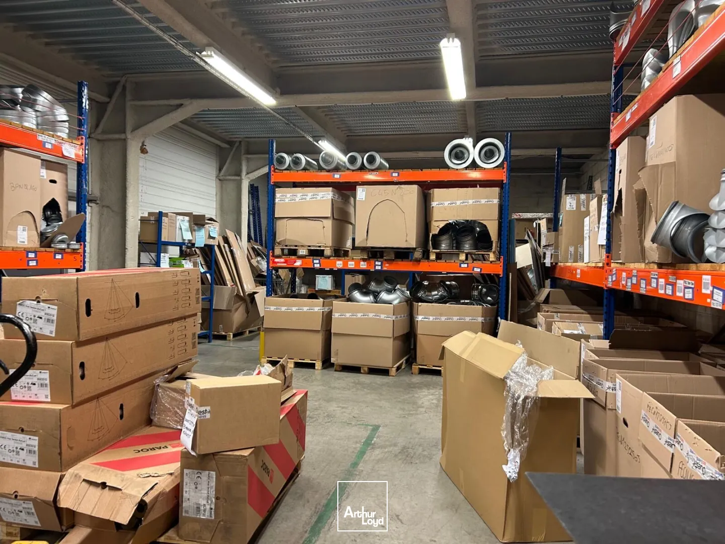 Locaux d'activité avec possibilité de vente au comptoir pour les professionnels