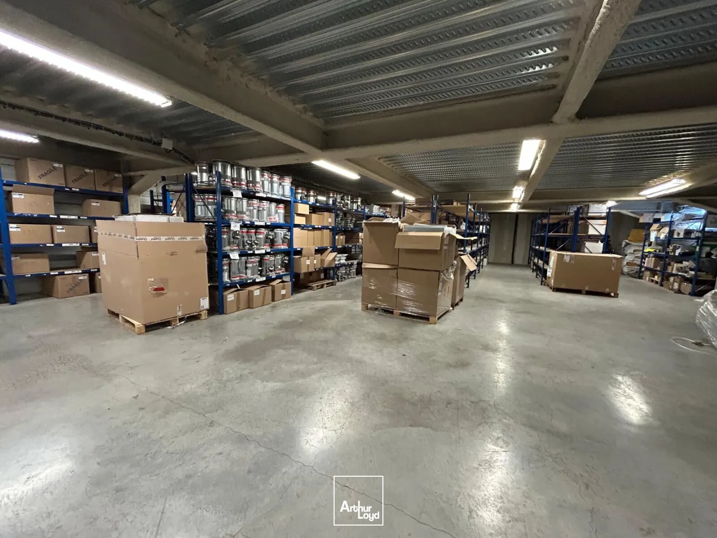 Locaux d'activité avec possibilité de vente au comptoir pour les professionnels