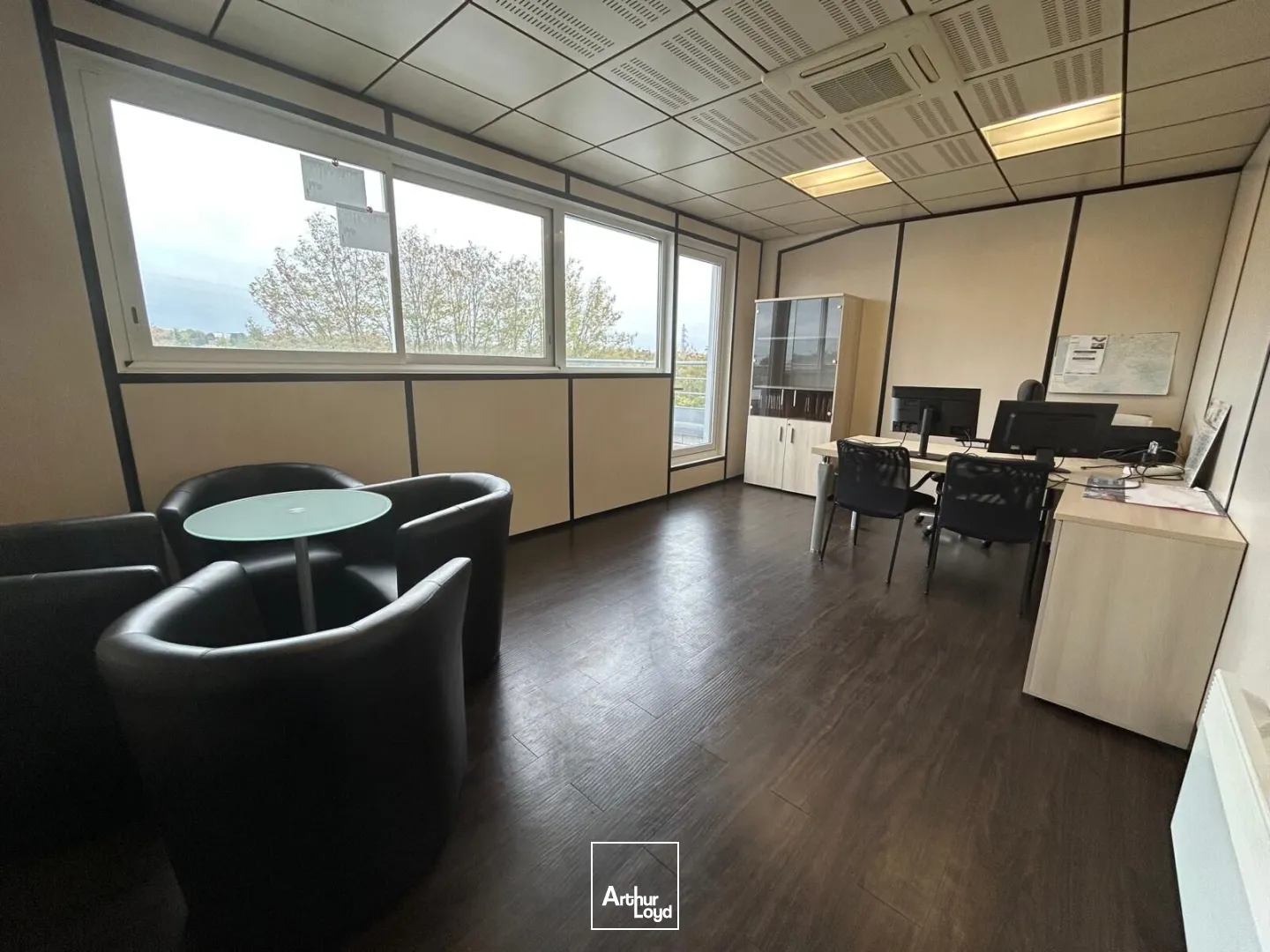 Locaux d'activité avec possibilité de vente au comptoir pour les professionnels