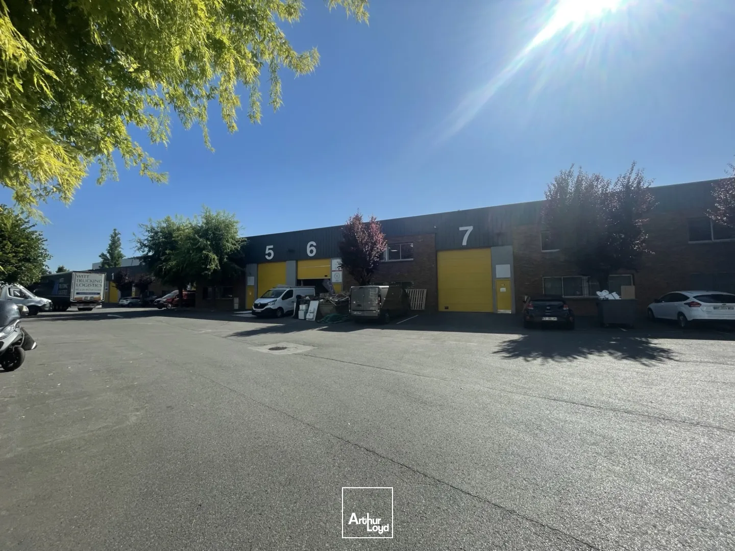 Locaux d'activités divisibles à louer 918 m² au Bourget - accès A1, RER B & CDG, adaptés poids lourds