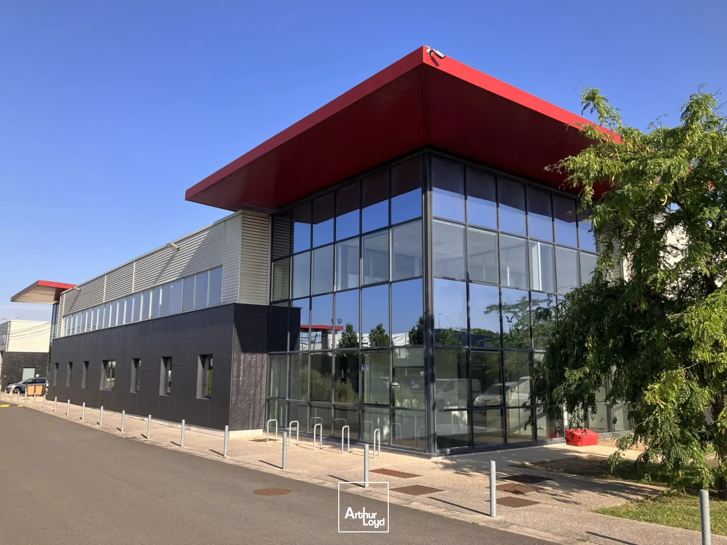 Parc d'activités premium à La Courneuve : A la location, locaux modulables et sécurisés pour vos projets à partir de 956 m2