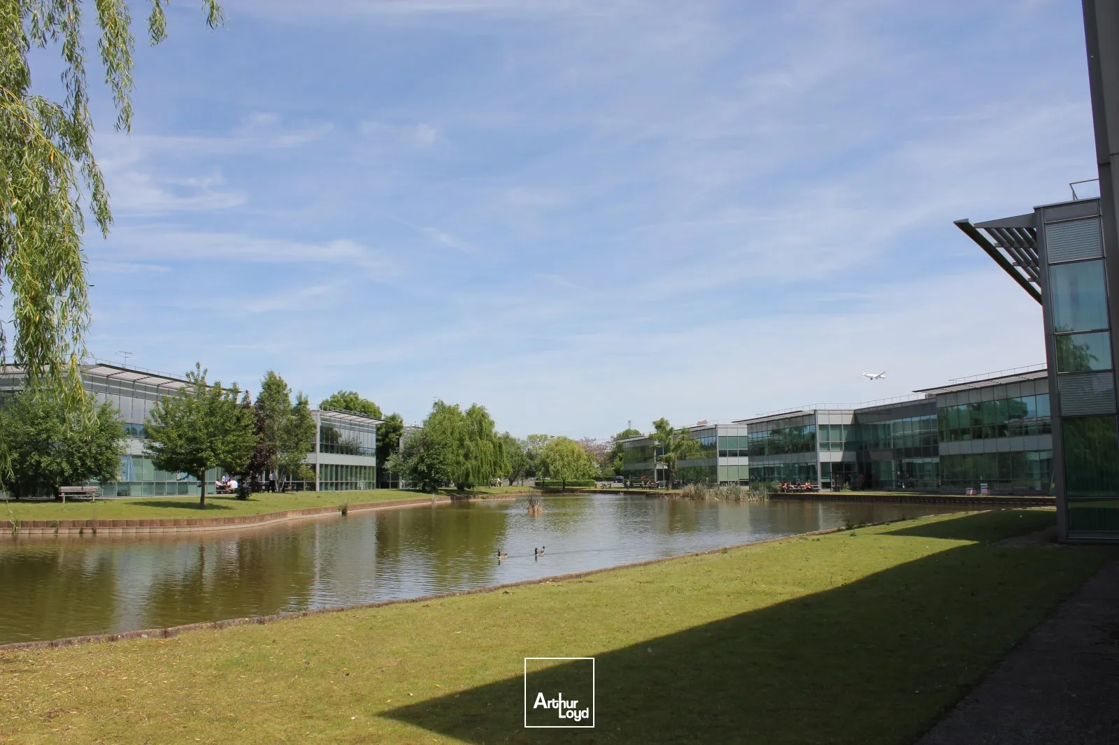 Plus qu'un lieu, une opportunité : 2214 m² de bureaux indépendants à louer à Paris Nord 2 Roissy 