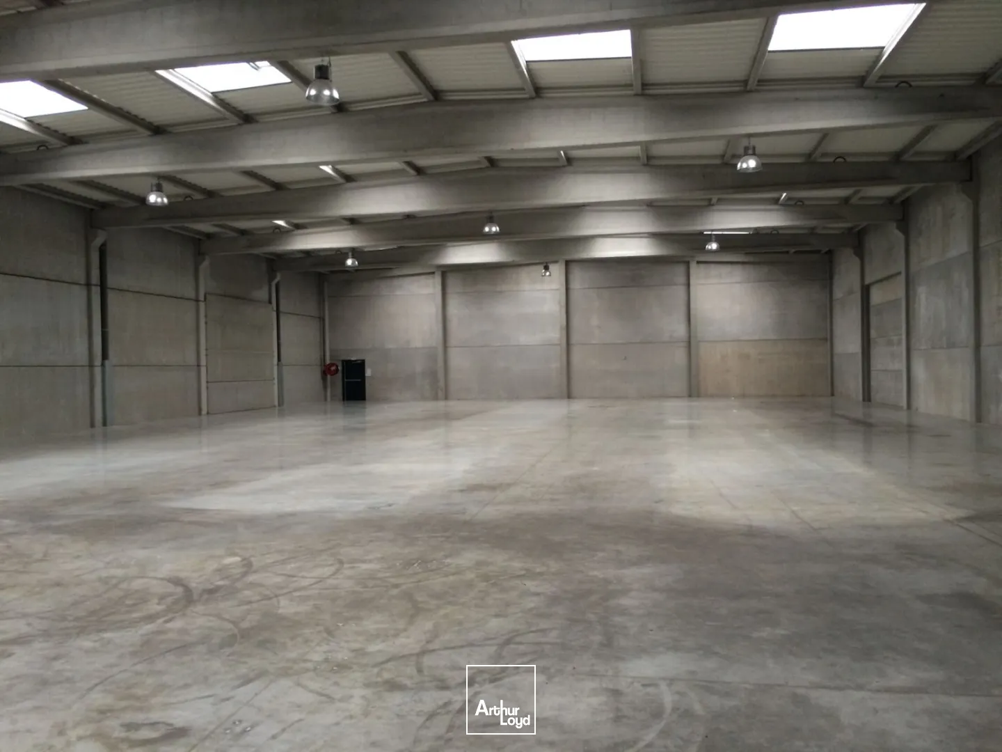 A louer, entrepôts avec quai + bureaux, Saint André Lez Lille