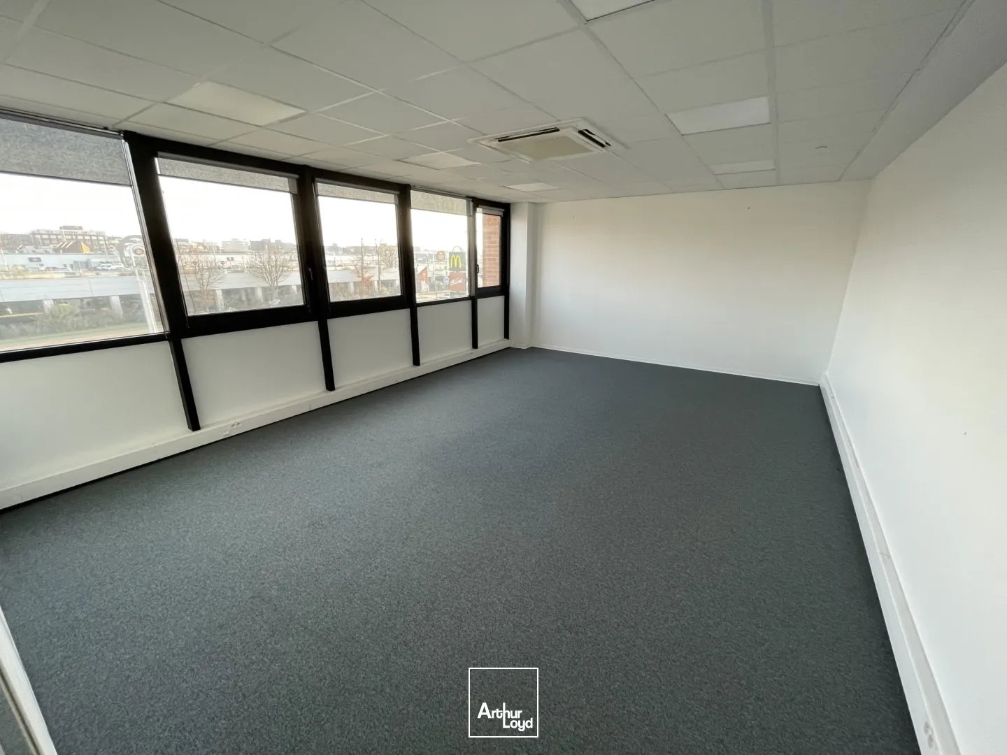Bureaux à louer à Villeneuve d'Ascq - Secteur Heron Parc/ Auchan V2. Bureaux au loyer attractif avec de nombreux parkings à disposition sur le site ! 