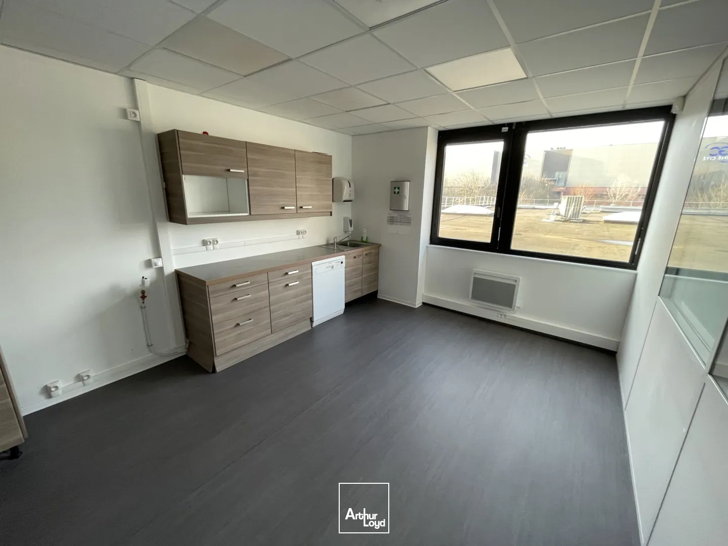 Bureaux à louer à Villeneuve d'Ascq - Secteur Heron Parc/ Auchan V2. Bureaux au loyer attractif avec de nombreux parkings à disposition sur le site ! 