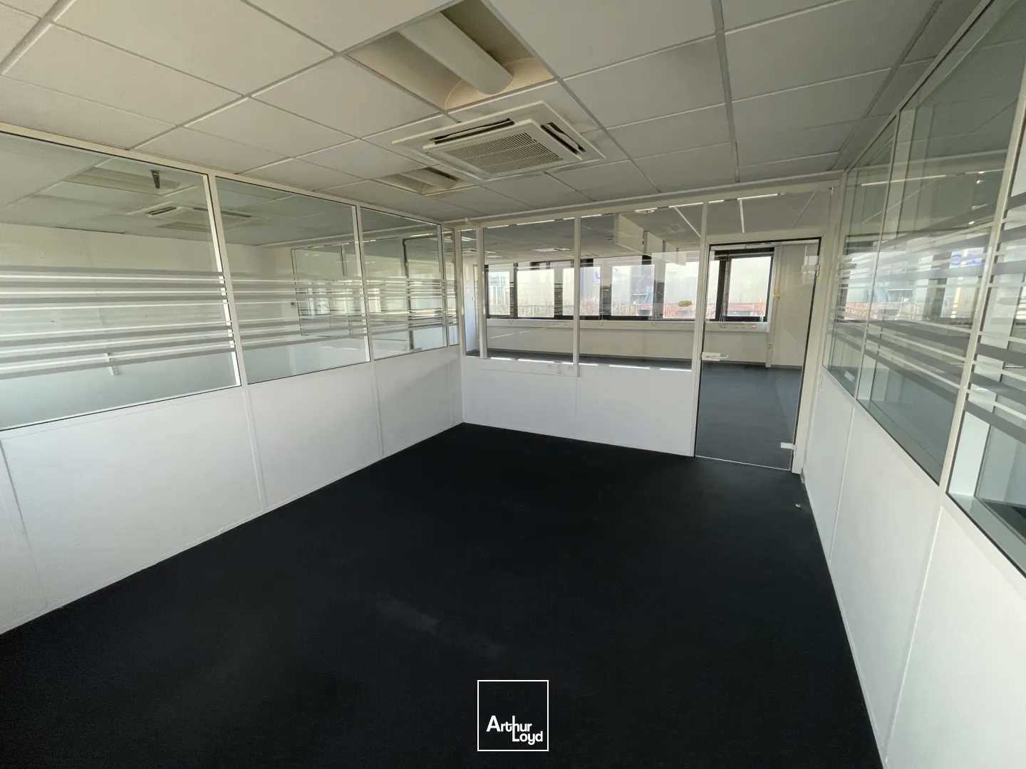 Bureaux à louer à Villeneuve d'Ascq - Secteur Heron Parc/ Auchan V2. Bureaux au loyer attractif avec de nombreux parkings à disposition sur le site ! 