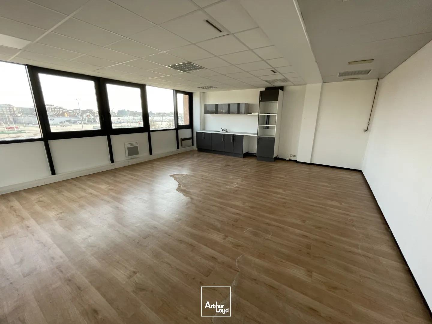 Bureaux à louer à Villeneuve d'Ascq - Secteur Heron Parc/ Auchan V2. Bureaux au loyer attractif avec de nombreux parkings à disposition sur le site ! 