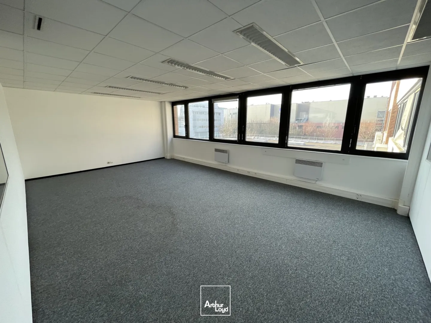 Bureaux à louer à Villeneuve d'Ascq - Secteur Heron Parc/ Auchan V2. Bureaux au loyer attractif avec de nombreux parkings à disposition sur le site ! 