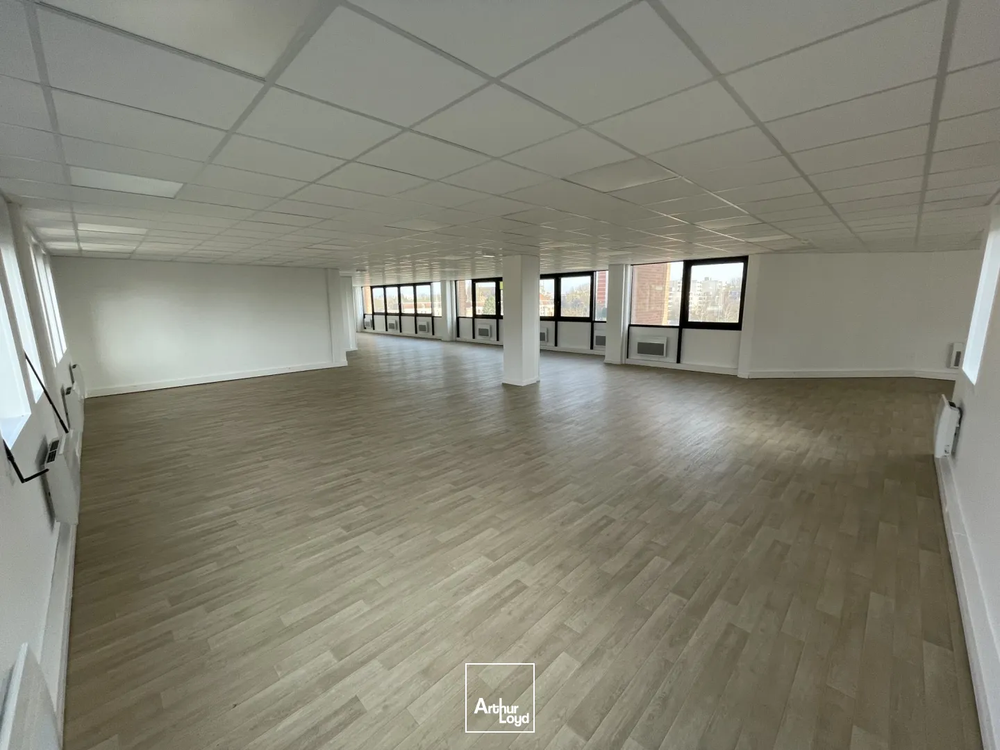 Bureaux à louer à Villeneuve d'Ascq - Secteur Heron Parc/ Auchan V2. Bureaux au loyer attractif avec de nombreux parkings à disposition sur le site ! 