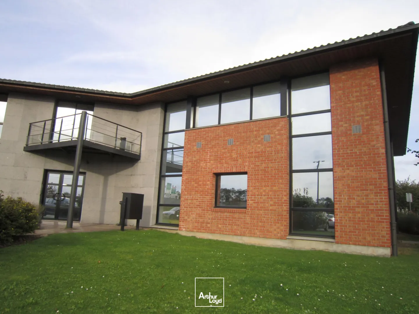 Bureaux rénovés à louer - Environnement verdoyant et prestations modernes à proximité de Villeneuve d'Ascq et du Grand Stade