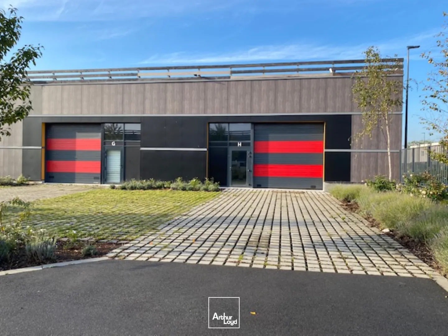 A proximité de l'autoroute A22, entrepôt en location dans un bâtiment récent