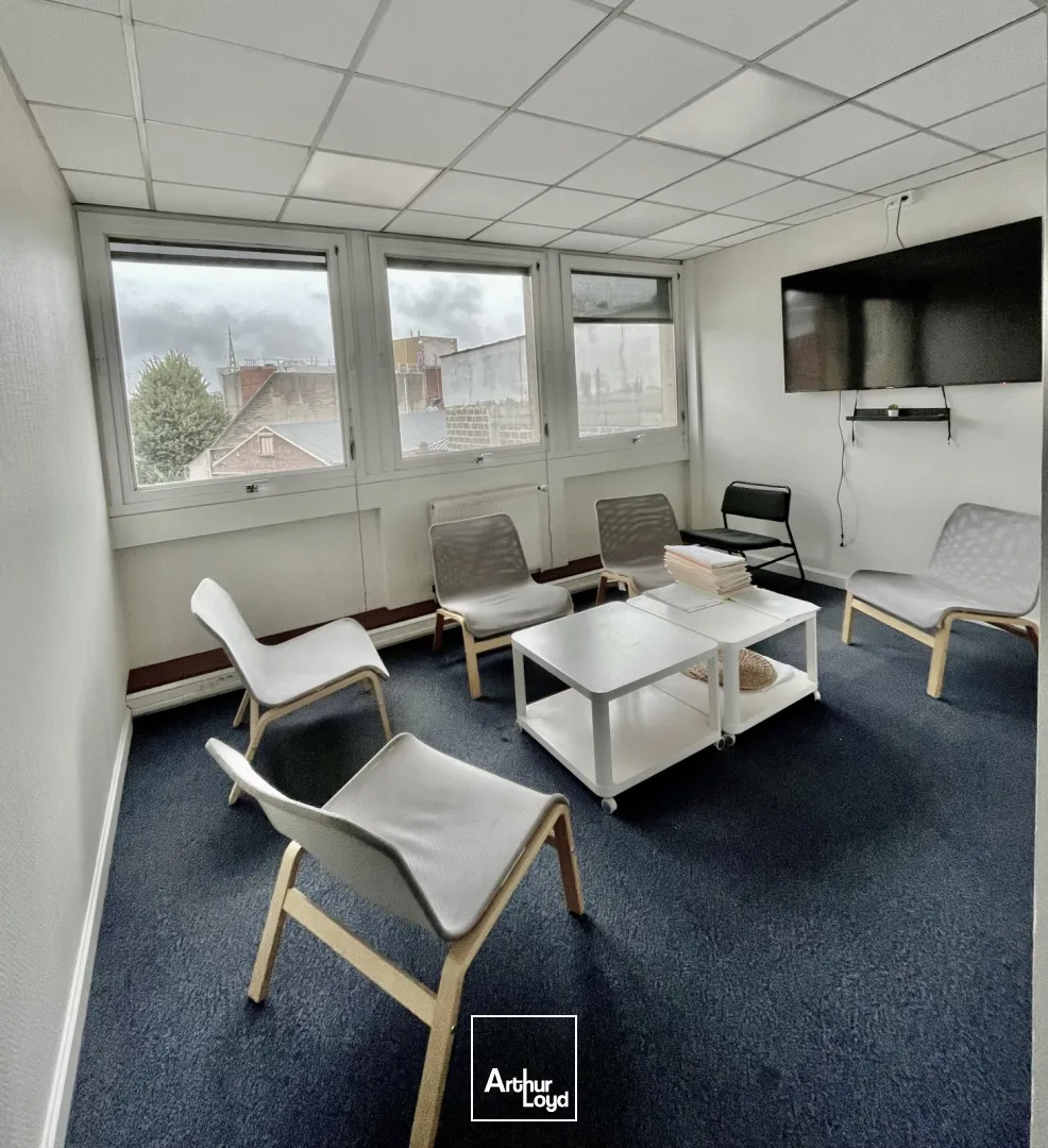 Cet immeuble de bureaux bénéficie d'un environnement de qualité au coeur du Centre-Ville de Lille, à proximité des commerces et services, surface d'environ 200m2 lumineuse et aménag?...