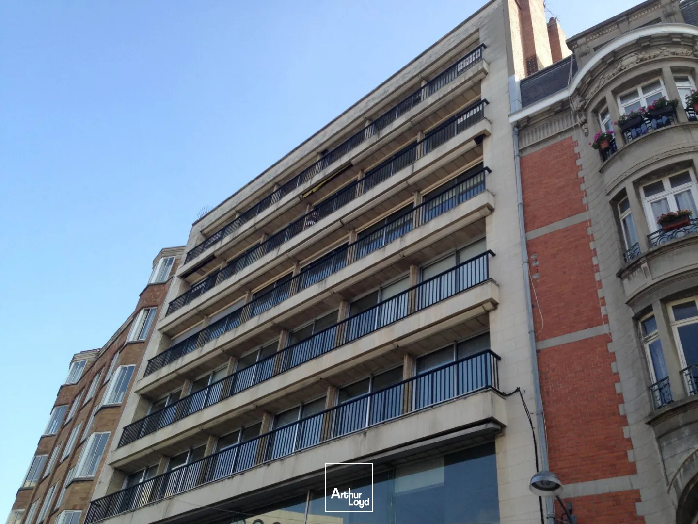 Cet immeuble de bureaux bénéficie d'un environnement de qualité au coeur du Centre-Ville de Lille, à proximité des commerces et services, surface d'environ 200m2 lumineuse et aménag?...