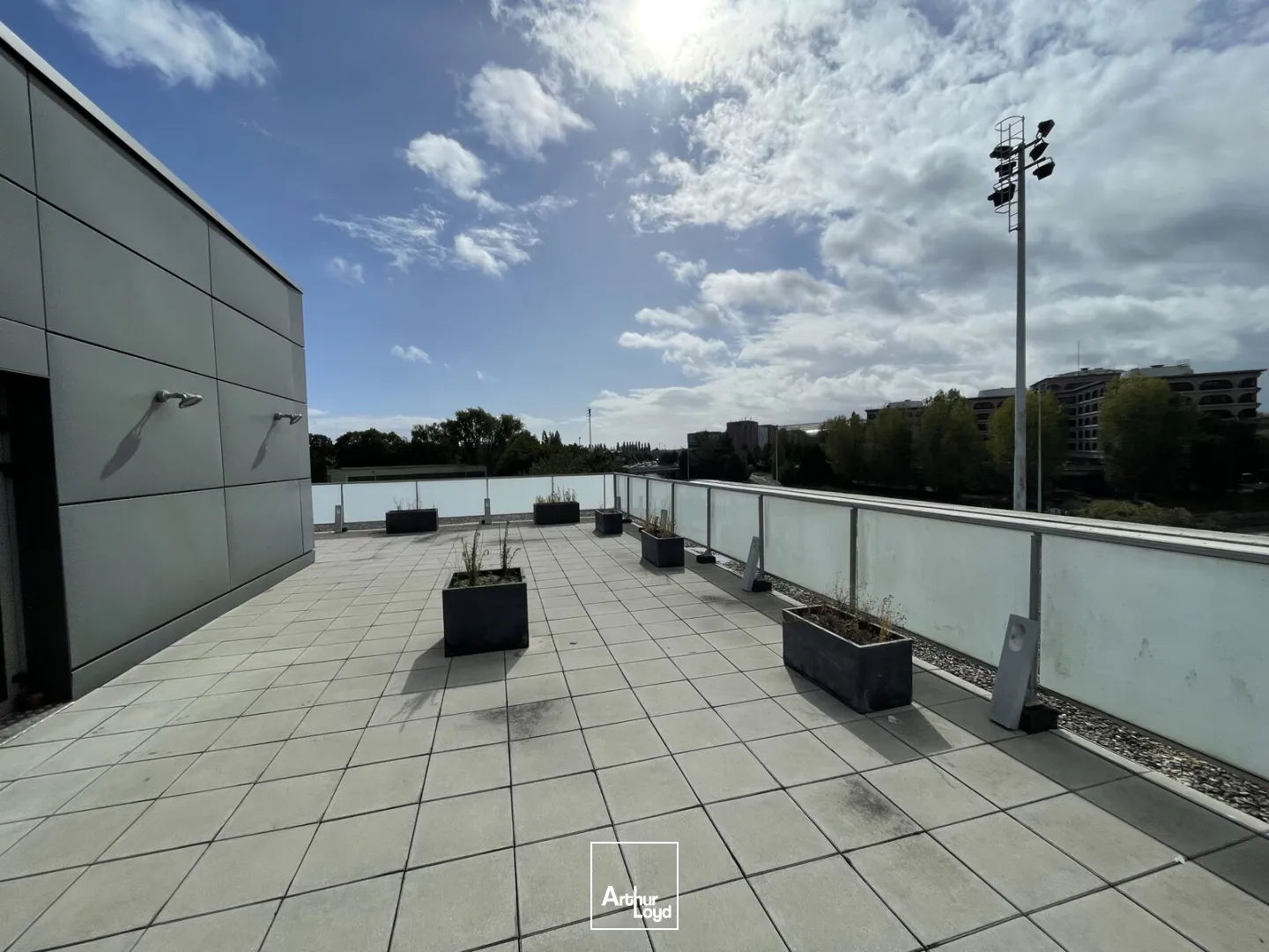 Bureaux lumineux et câblés à louer - Quartier dynamique avec accès métro, rooftop et services partagés