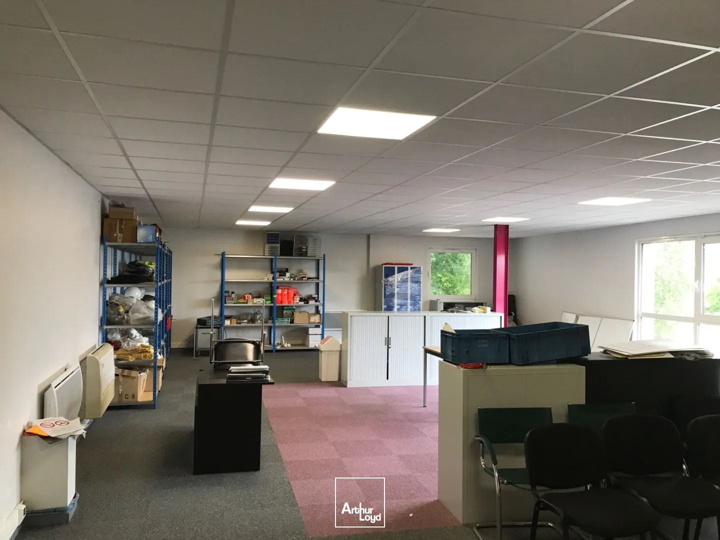 Bureaux à louer à la sortie de l'axe de l'autoute A2 , de bonne qualité . 