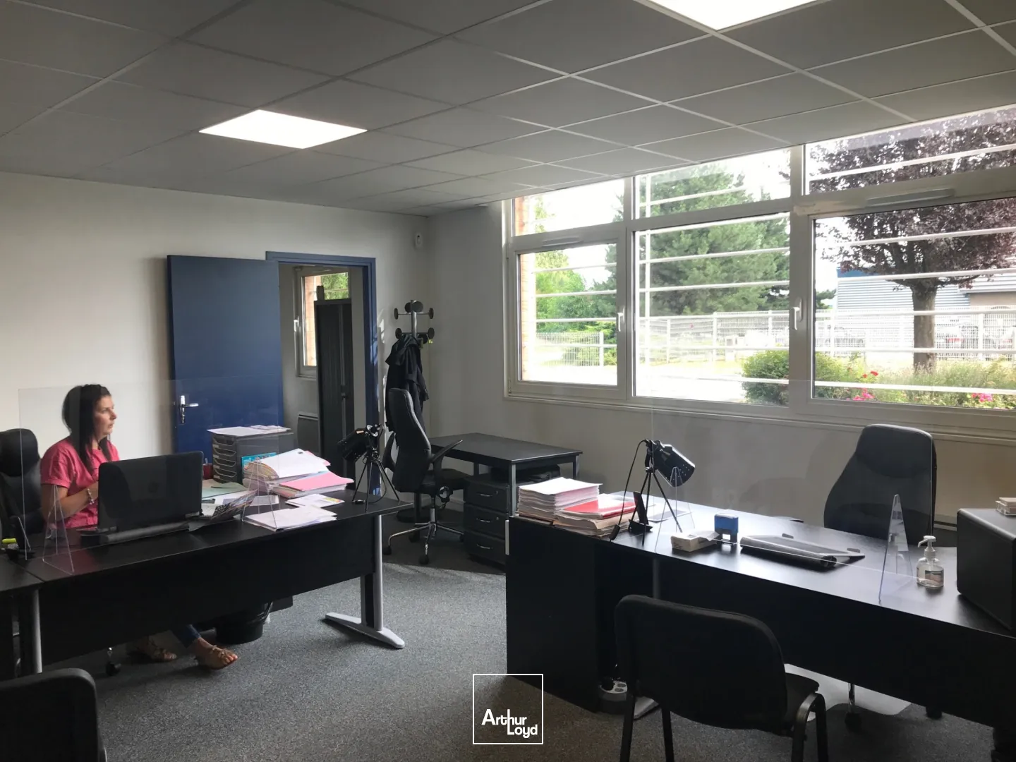 Bureaux à louer à la sortie de l'axe de l'autoute A2 , de bonne qualité . 