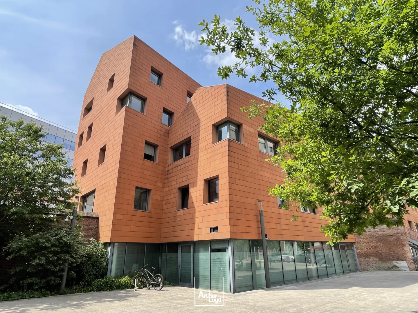 Opportunité rare :Bureaux à louer en plein coeur de Lille en face de la gare Lille Flandres.Le + : Le bien dispose de 13 places de parking.