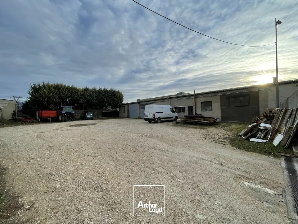 À vendre  Ensemble immobilier d'activités d'environ 2.000 m² sur parcelle de 4.855 m²  APT (84400)