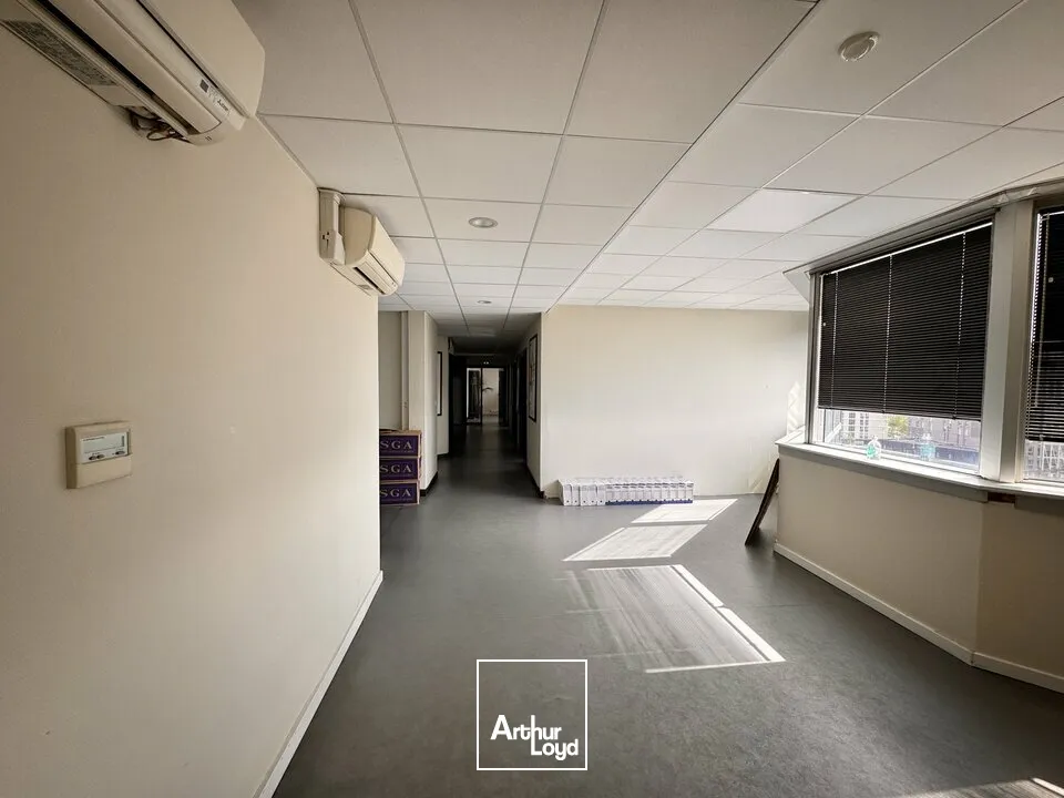 TOURS CENTRE QUARTIER GARE - A VENDRE BUREAUX 1 161 M² - 30 PARKINGS - INVESTISSEMENT