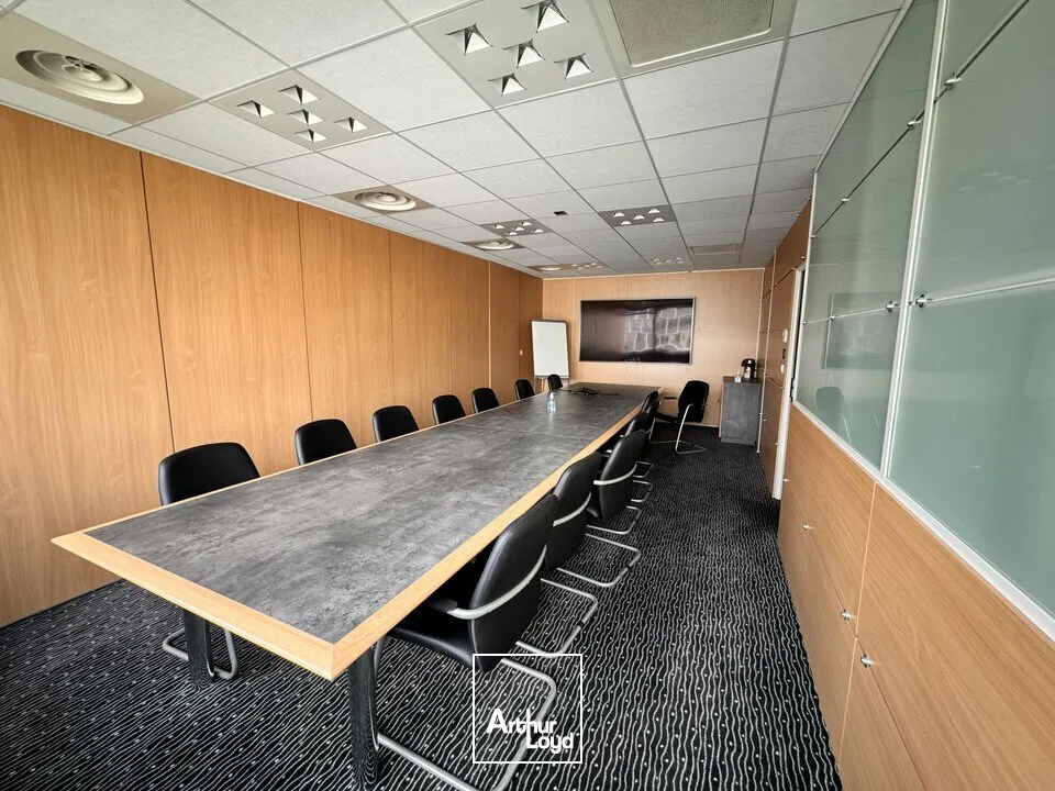 TOURS CENTRE QUARTIER GARE - A VENDRE BUREAUX 1 161 M² - 30 PARKINGS - INVESTISSEMENT