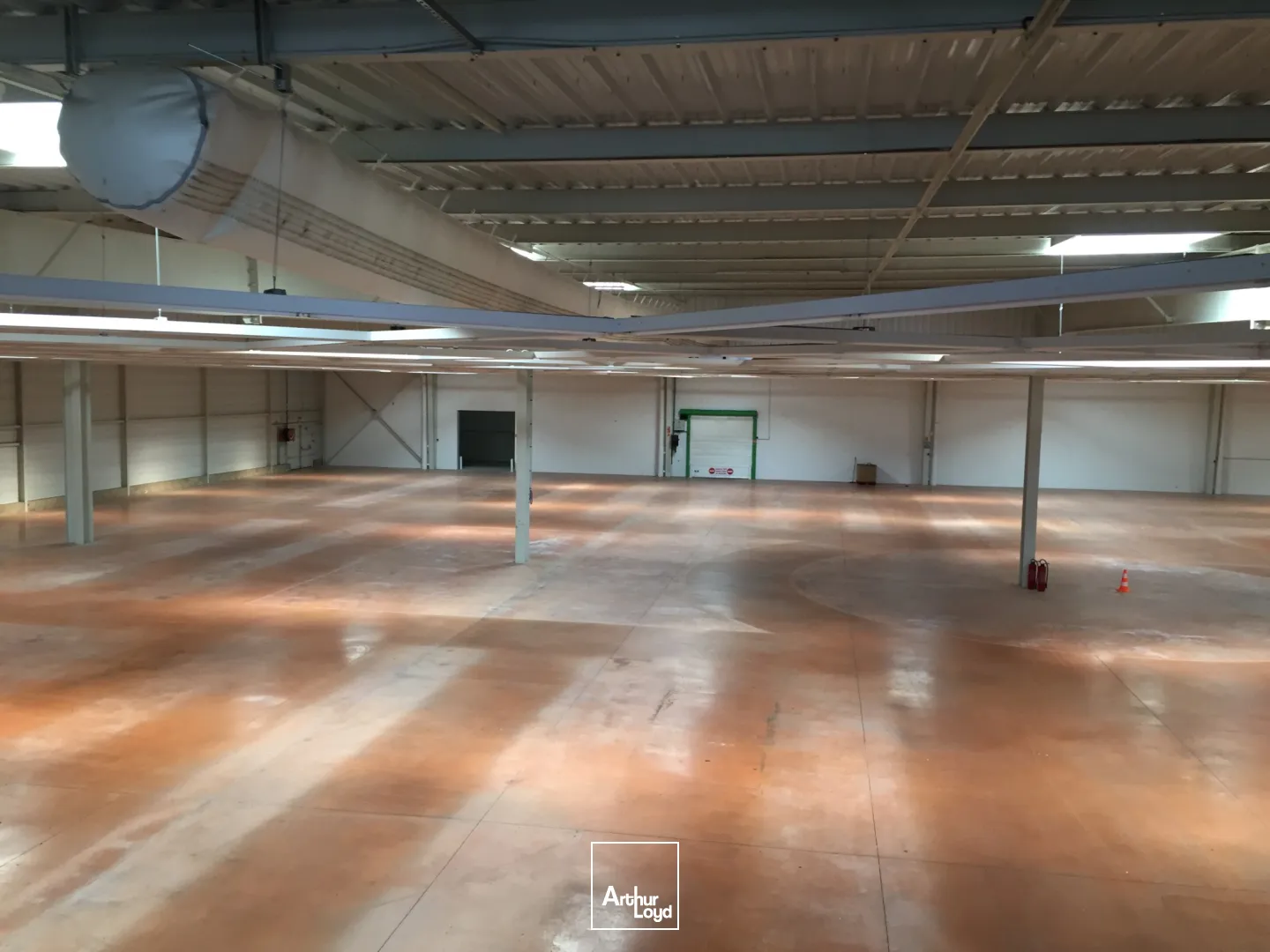 Deux cellules commerciales d'une surface de 1200 m2 et de 550 m2 disponible immédiatement, situé à proximité de grandes enseignes nationales en zone commerciale à Soissons. Possibilit...